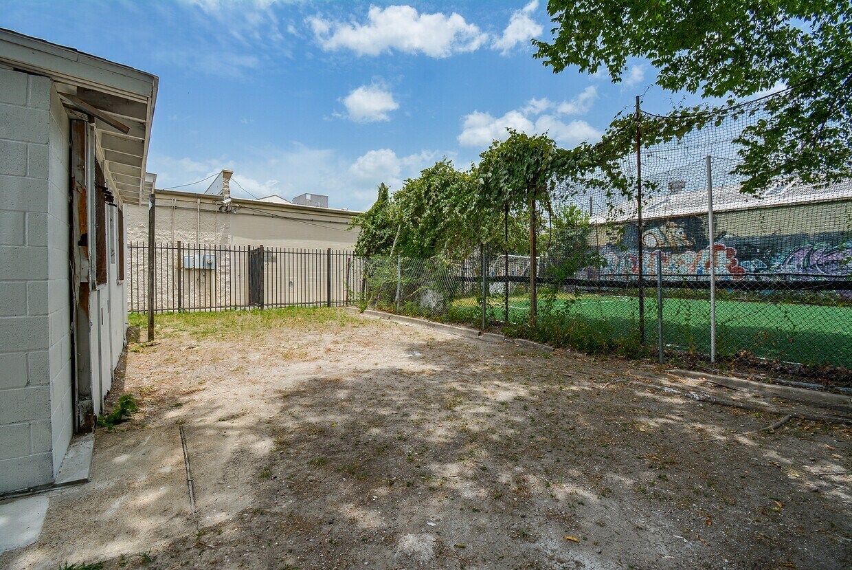 Photo - 1804 N Main St