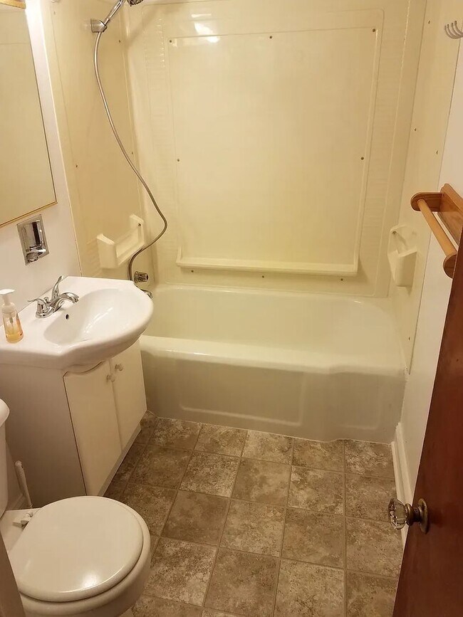 Photo - Centrally Located 2 Bed 1 Bath in Appleton