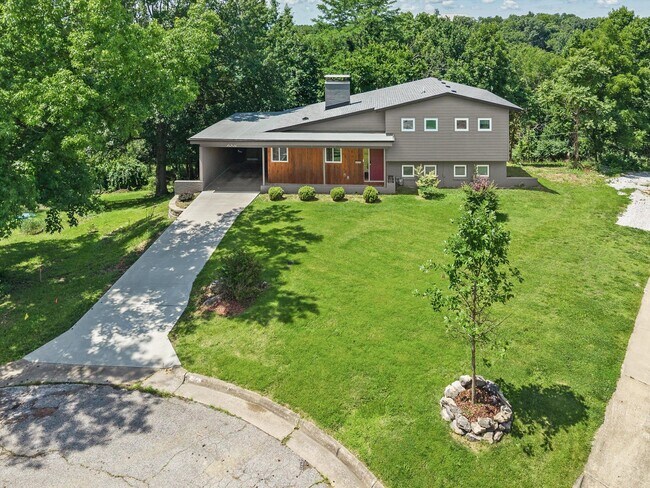 Photo - 2002 Valleyview Rd