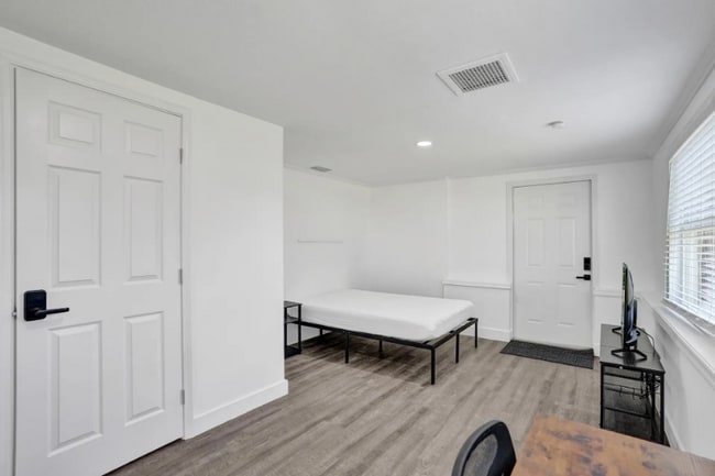 Building Photo - 303 NE Solida Cir Rental