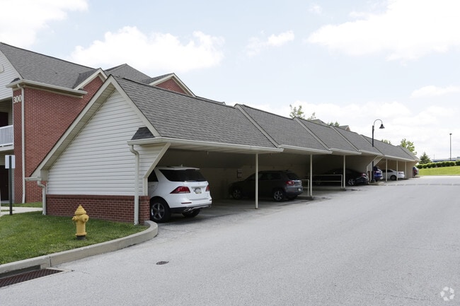 Estacionamiento cubierto y mucho espacio de estacionamiento adicional - Henderson Square Luxury Apartments