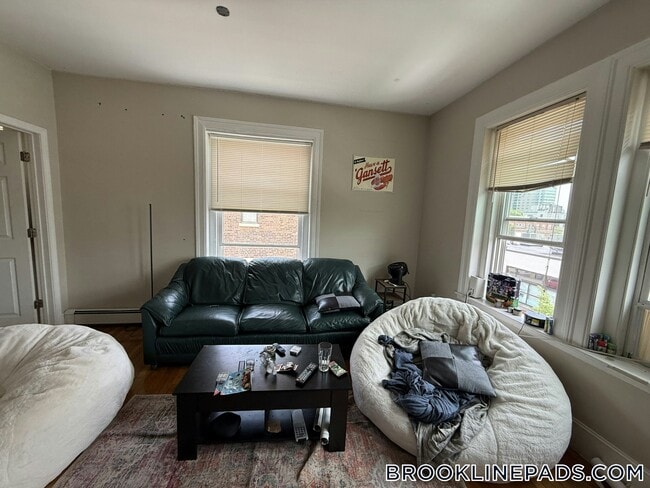 240 Babcock St Unidad 3