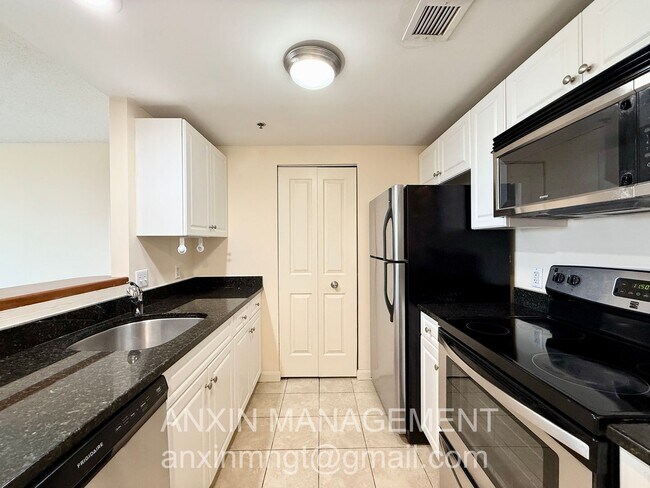 Building Photo - 10 Museum Way Unit 10 Museum Way  1305