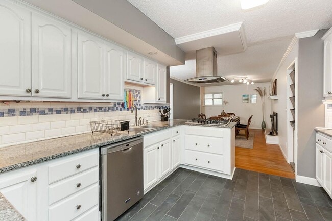 Photo - 9230 Main St