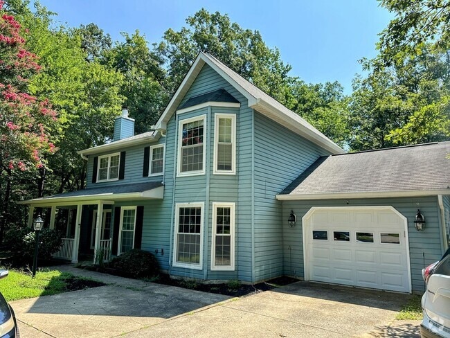 Building Photo - Beautiful Colonial Home
