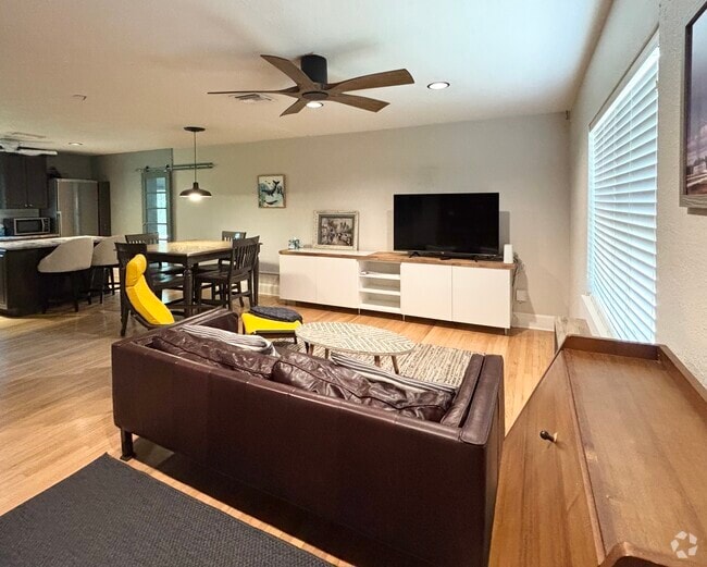 Building Photo - 216 E Kaley St Rental
