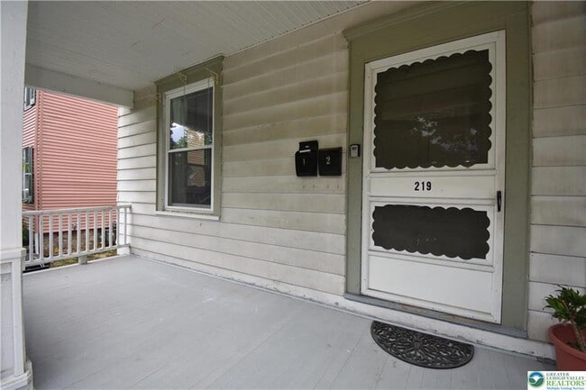 Photo - 219 W Burke St