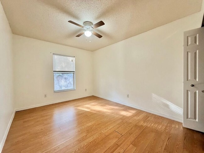 Photo - Large and Spacious 4/2 in Ideal Location!