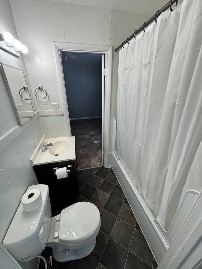 Photo - Cozy 3 bed 1.5 bath with Backyard