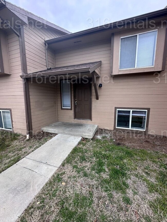 Building Photo - $895 - 2 bed 1.5 bath beautiful bi-level a... Unit 405