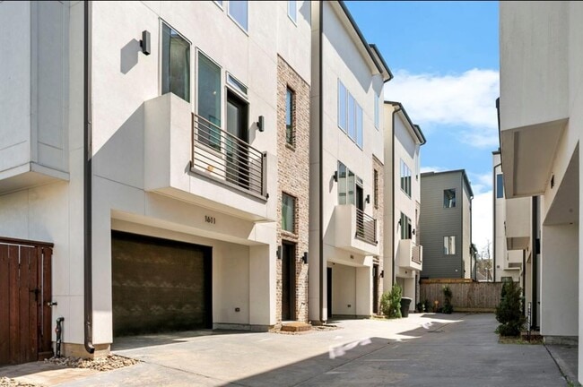 Photo - 1611 Crockett St