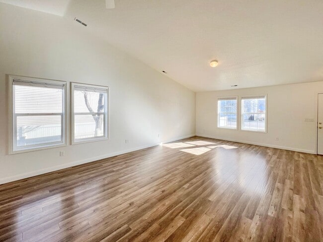 Photo - Suburban Dream: Exquisite 3BR Retreat with Modern Comforts and a Pet-Friendly Yard in Meridian