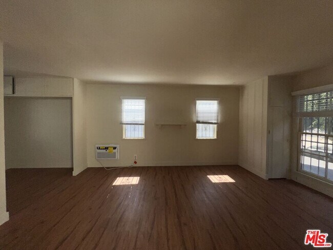 1306 1/2 S Mansfield Ave