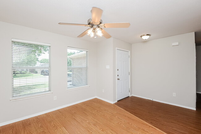 Photo - 2325 Northway