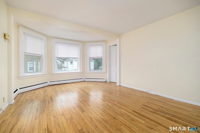 18 Elm Tree Pl Unit 2nd floor