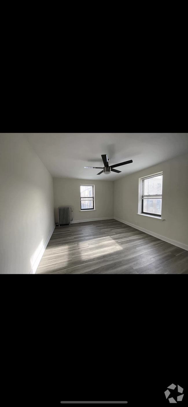 Building Photo - 3933 N Clarendon Ave Rental