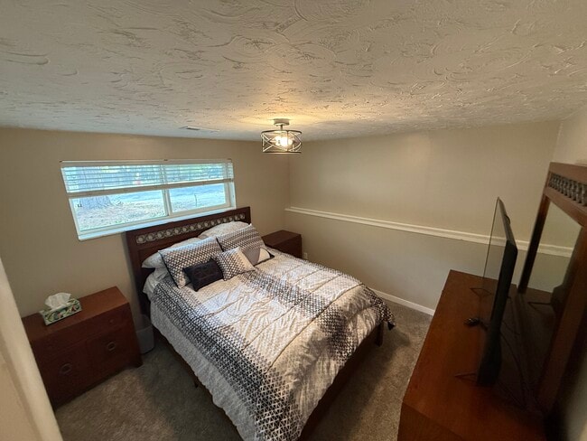 Primary suite - 825-11575S E Sunburn Ln Unit Sunny Basement Apartment