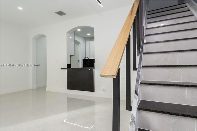 Photo - 939 NE 42nd Ter