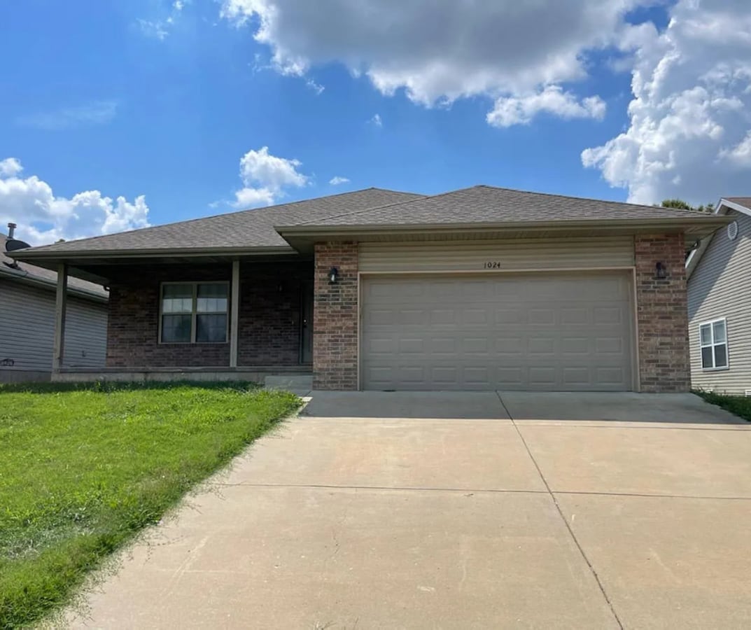 Spacious 3 Bedroom Home with 2-Car Garage - Spacious 3 Bedroom Home with 2-Car Garage