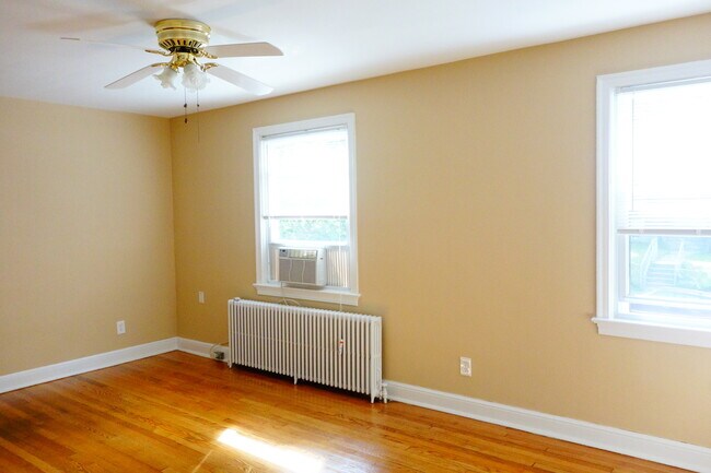 Building Photo - 8405 Greenwood Ave Unit 2