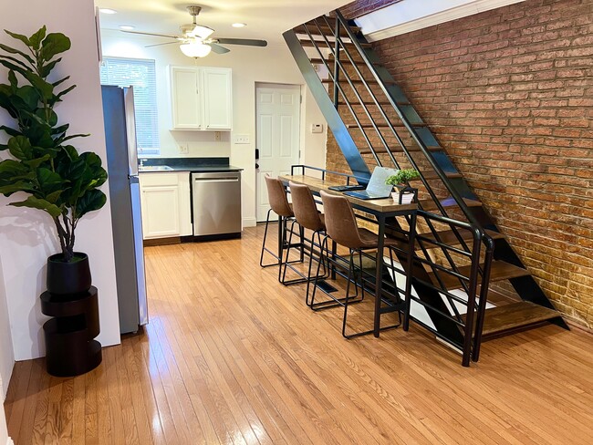 Building Photo - 1011 Hollins St