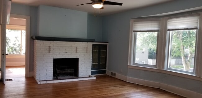 Living Room with fireplace