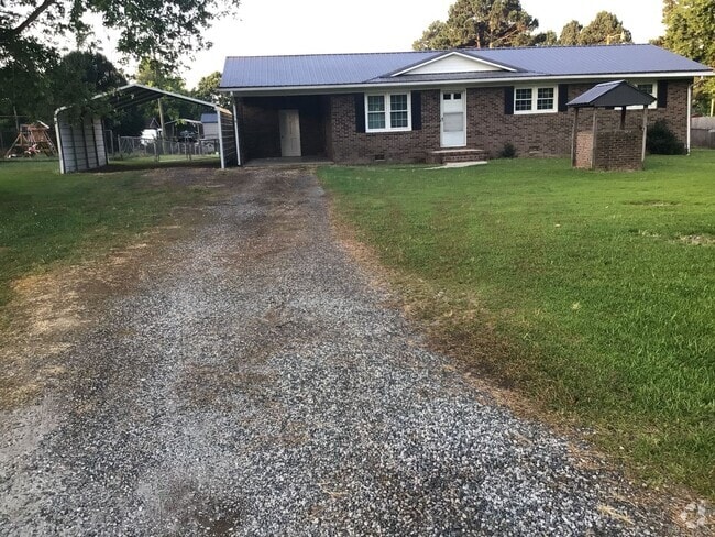 Building Photo - Welcome to this charming 3-bedroom, 2-bath... Rental