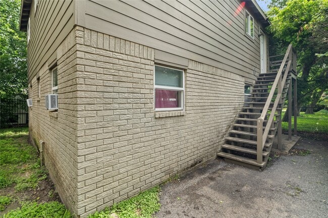 Building Photo - 2328 Boss St Unit A