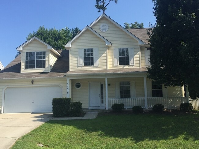 Building Photo - Great Home in Springhill!! 3BR 2.5Bath with Fenced in backyard!