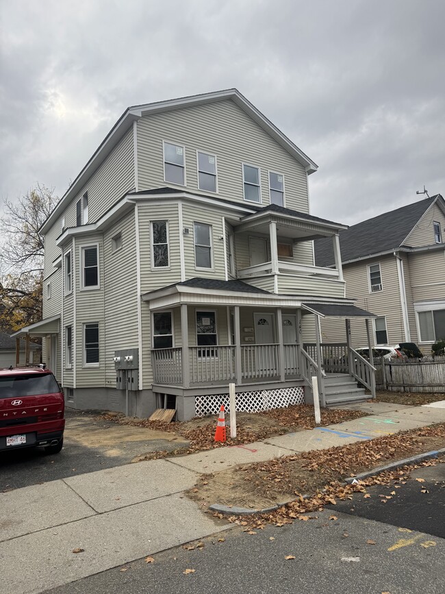 Photo - 240 College St