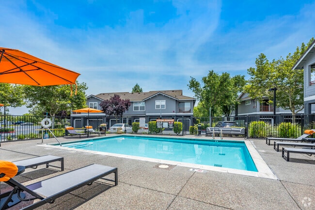 Piscina - SEVILLE AT MACE RANCH