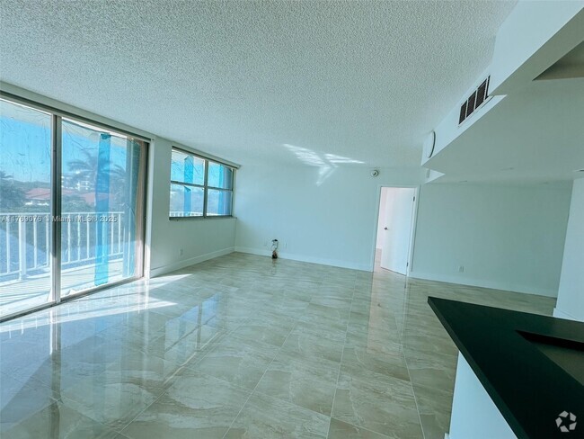 Building Photo - 16546 NE 26th Ave Unit 4J Rental