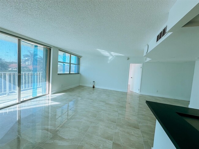 Photo - 16546 NE 26th Ave Unidad 4J Rental