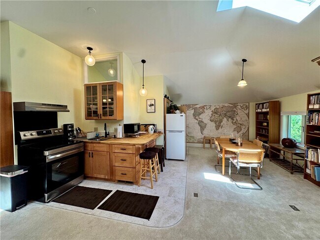 Photo - 333 Colebrook Dr