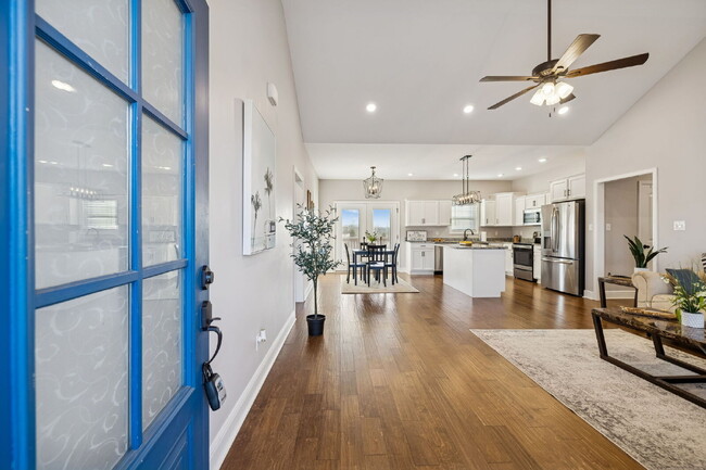 Photo - Quiet cut-de-sac living with country views!