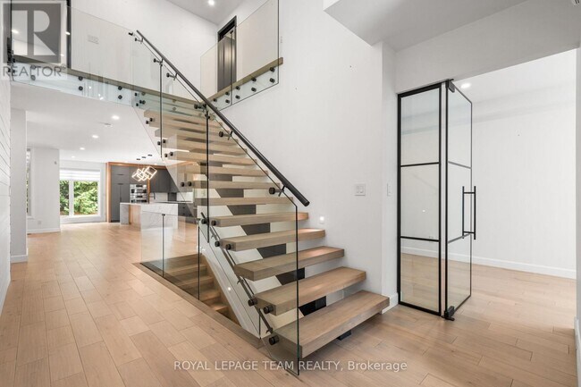 Photo - 679 Broadview Ave