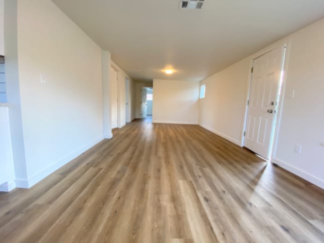 Photo - 345 Marilyn St NE