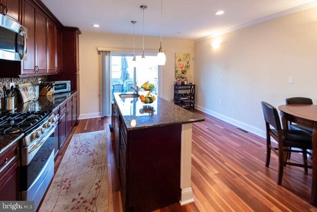 Photo - 2107 Carpenter St