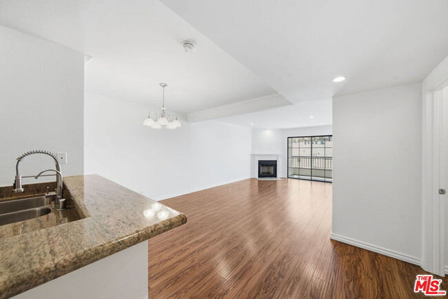 Building Photo - 909 Croft Ave Unit 305
