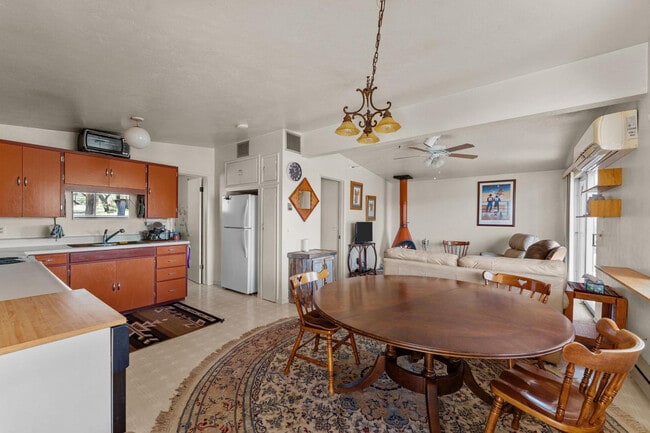 Building Photo - 757 Oleander St