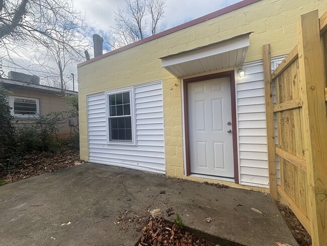 Building Photo - Radford, 1BR / 1BA, Available December 8th