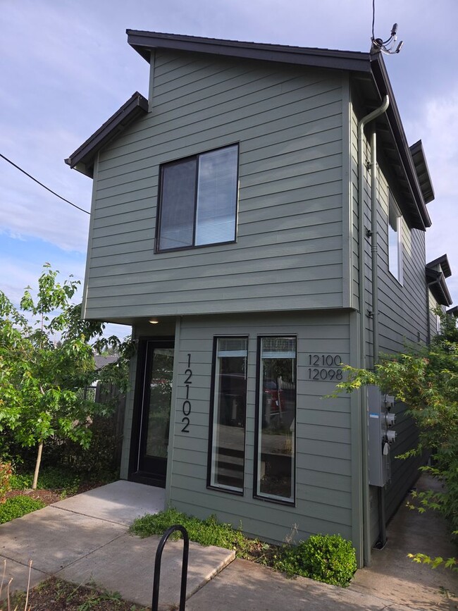 Building Photo - Sleek & Chic! 2 level 2 Bed/1.5 ba 814 Sf