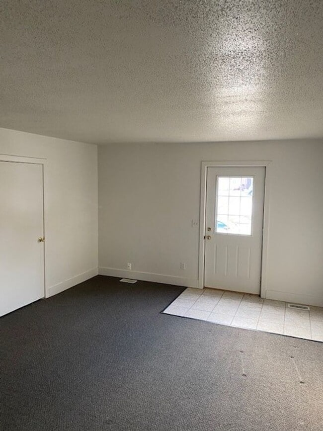 Photo - 2 Bedroom, Townhomes for rent in Urbandale, IA Unit 3803 67th St