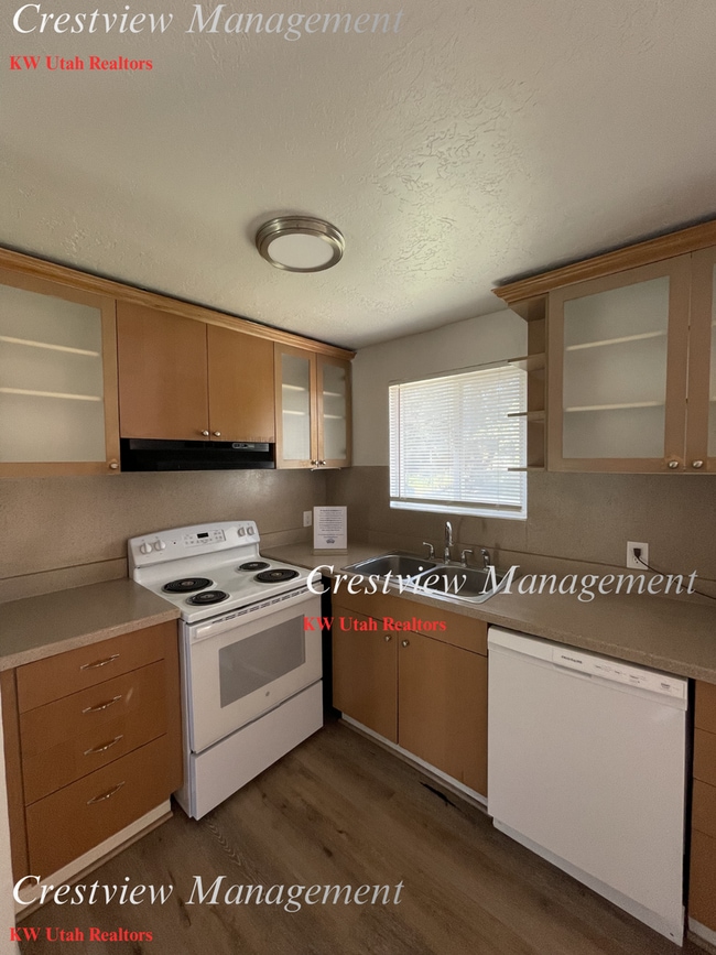 Photo - Spacious Home in Magna – Convenient Location! 1st month's rent free!