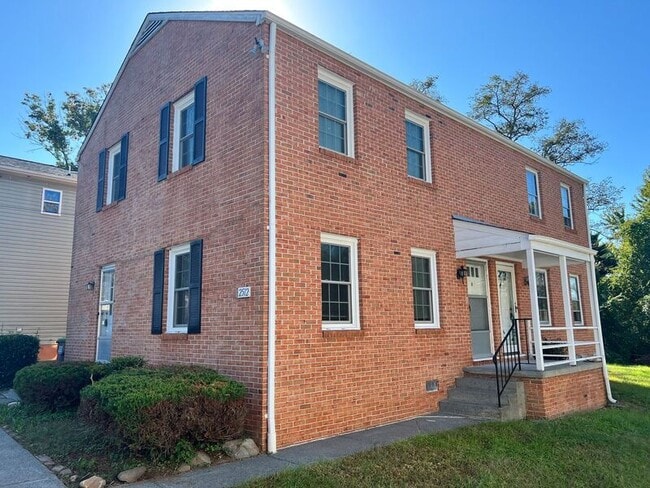 Building Photo - 2512 Plateau Rd Unit B
