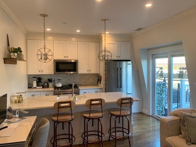 Building Photo - 31 Brighton St Unit 3