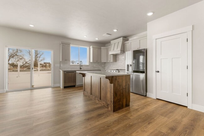 Photo - SUGAR CITY TWIN HOME 3 BED 2 FULL BATH - FENCED YARD WITH EX-LARGE 2 STALL GARAGE