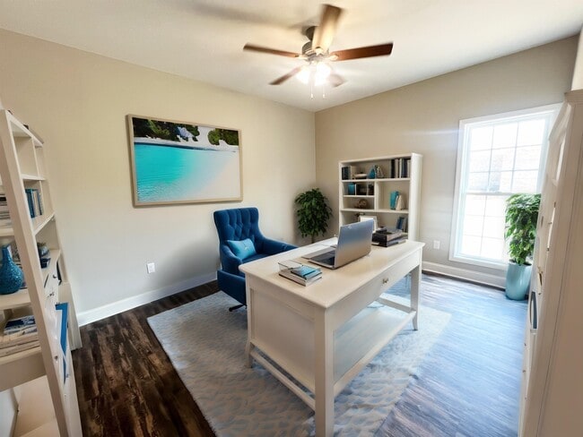 Photo - 214 Silverthorn Dr