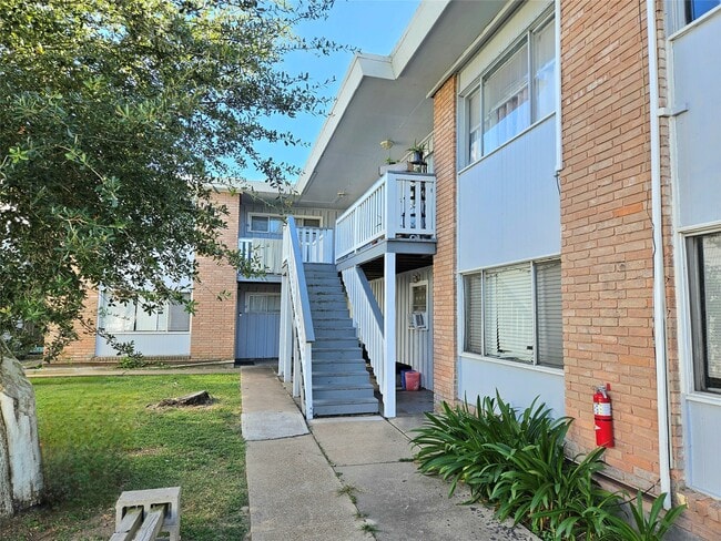 Photo - 1109 Broadway Avenue J