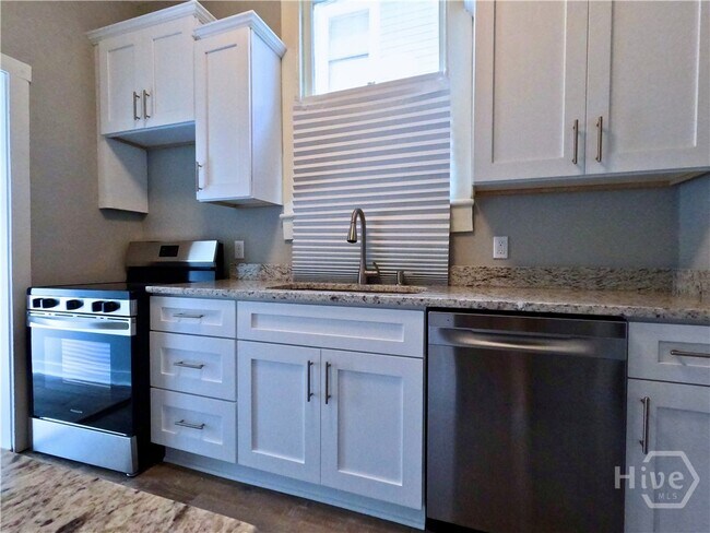 Photo - 613 E 38th St